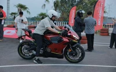 颠覆四缸刻板印象！成都试驾会实测QJMOTOR赛421S，新手也能轻松拿捏